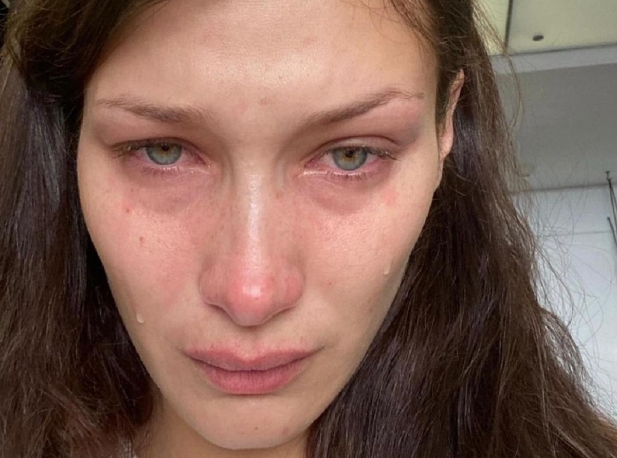Bella Hadid in lacrime su Instagram "Soffro di ansia e depressione" Bella Hadid in lacrime su Instagram "Soffro di ansia e depressione"