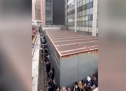Hong Kong: incendio in grattacielo, dramma per 300 persone intrappolate