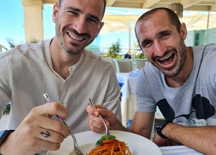Bonucci-Chiellini mangiano pastasciutta ma il consumo in Uk è calato del 25%
