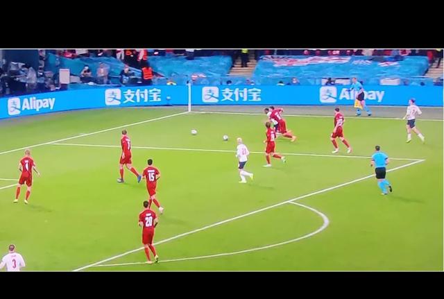 Un fermo immagine dell'azione del rigore per l'Inghilterra, nel quale si vede il secondo pallone in campo Un fermo immagine dell'azione del rigore per l'Inghilterra, nel quale si vede il secondo pallone in campo