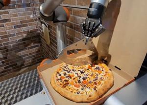A Parigi la pizza la fanno i robot Gli italiani insorgono sui social