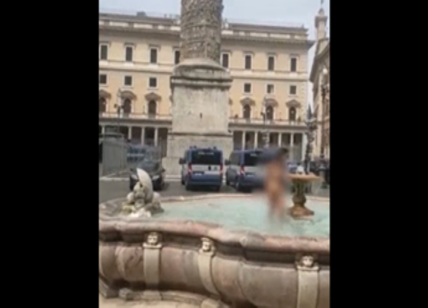 Bagno nella fontana, Roma: ragazza si tuffa nuda davanti a Palazzo Chigi VIDEO