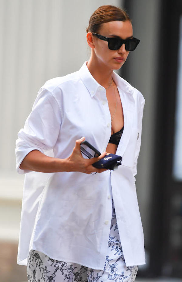 New York, Irina Shayk mamma sexy anche in pantaloncini e ciabatte