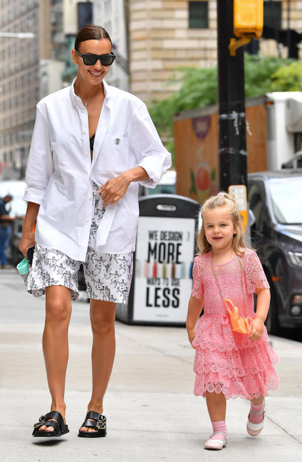 New York, Irina Shayk mamma sexy anche in pantaloncini e ciabatte