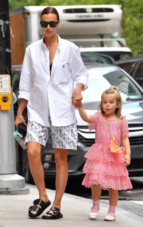 New York, Irina Shayk mamma sexy anche in pantaloncini e ciabatte
