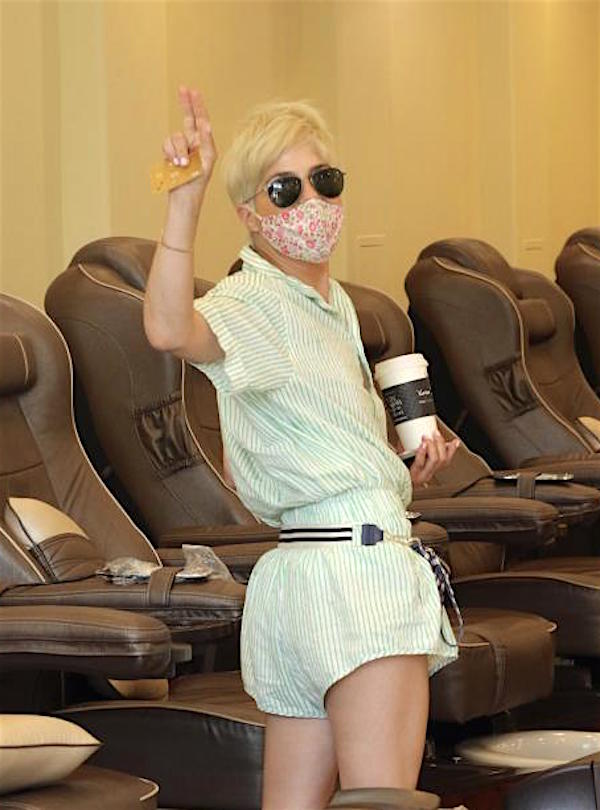 Studio City, Selma Blair sorridente dopo una seduta di manicure e pedicure 