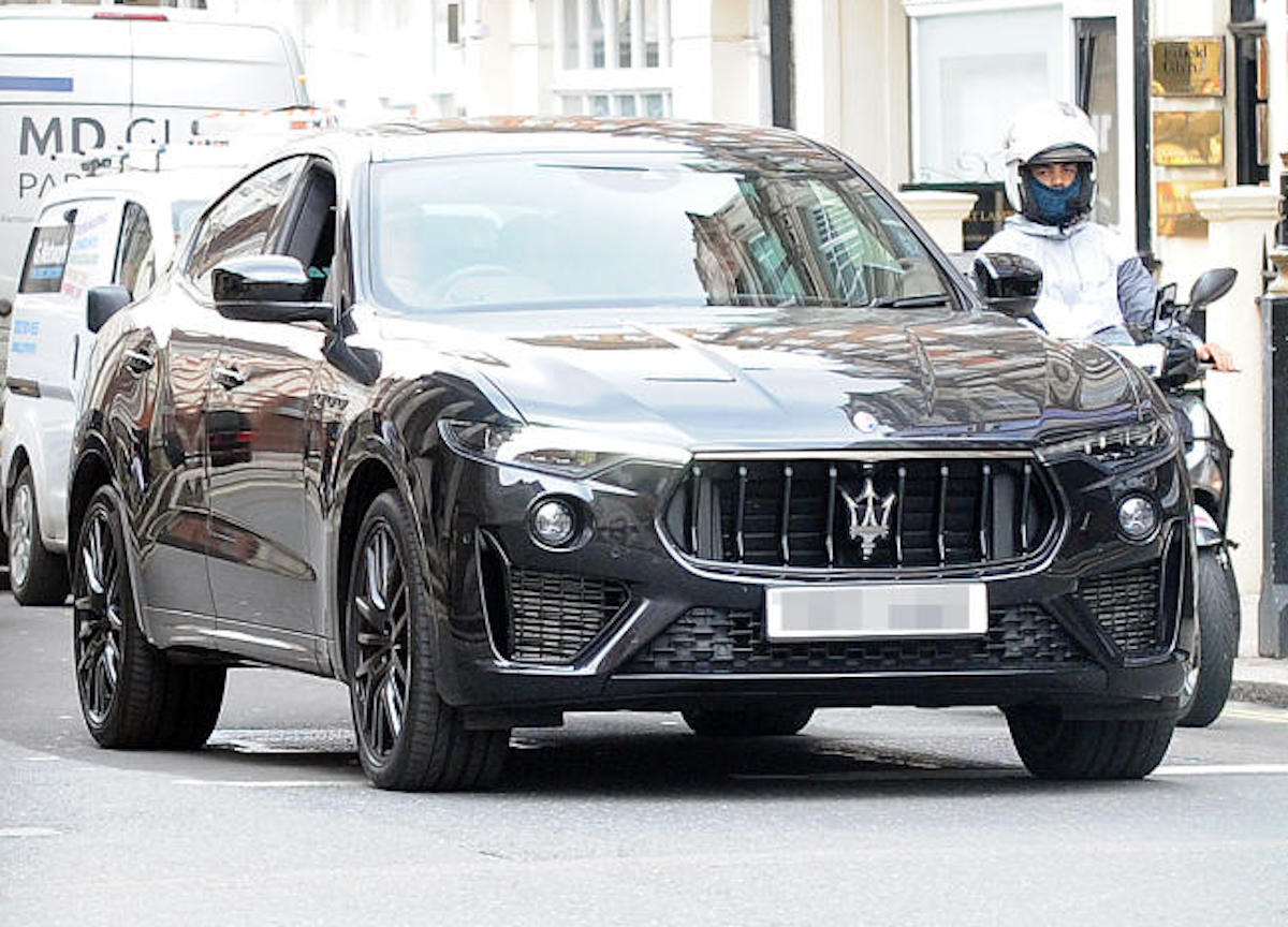 Londra, Romeo Beckham, 18 anni, guida la sua nuova auto la Maserati Levante