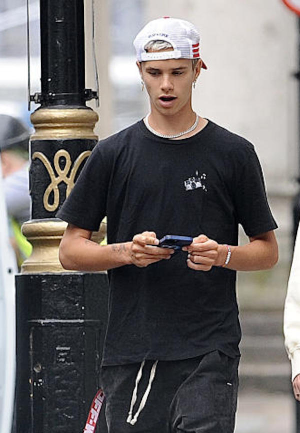Londra, Romeo Beckham, 18 anni, guida la sua nuova auto la Maserati Levante