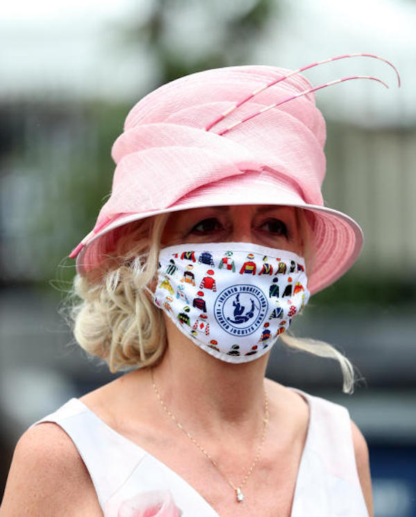  Ascot,gara non solo per il cappello piu originale ma pure per la mascherina