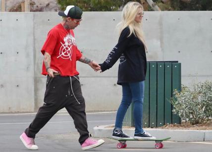Malibu, Avril Lavigne con il fidanzato Mod Sun allo Skate park