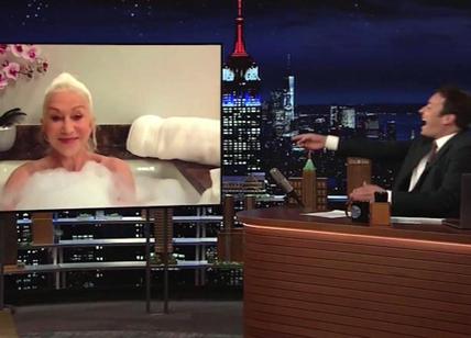 Helen Mirren fa l'intervista per Tonight Show dalla sua vasca da bagno