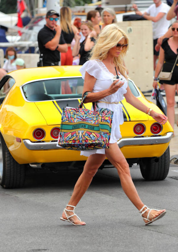 Francia, Victoria Silvstedt a spasso per Saint Tropez