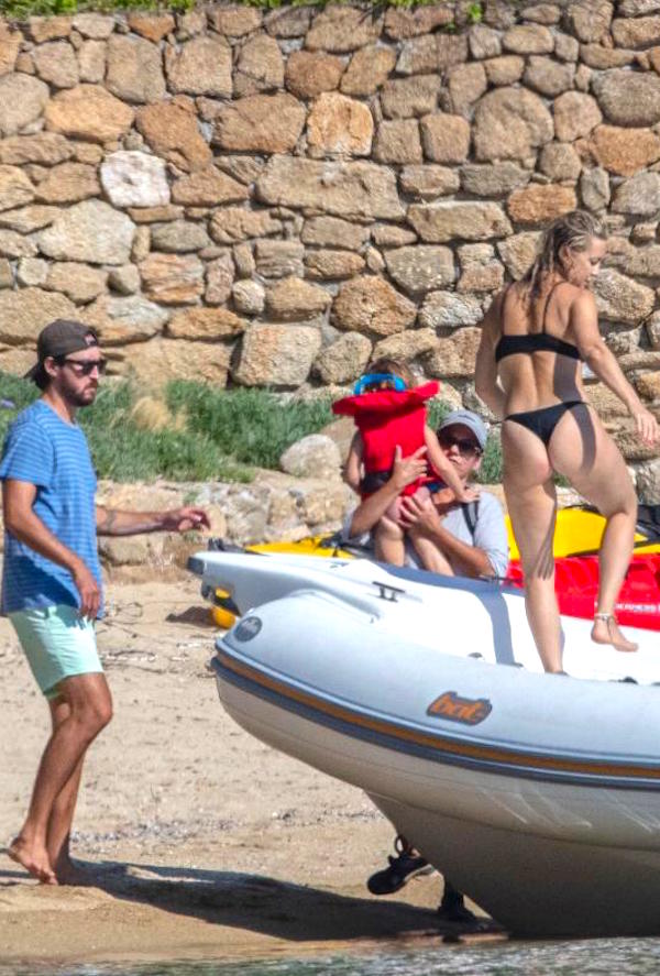 Grecia,Kate Hudson con il figli e il fidanzato tornano da una gita in barca