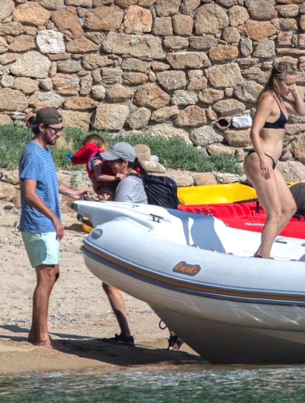 Grecia,Kate Hudson con il figli e il fidanzato tornano da una gita in barca