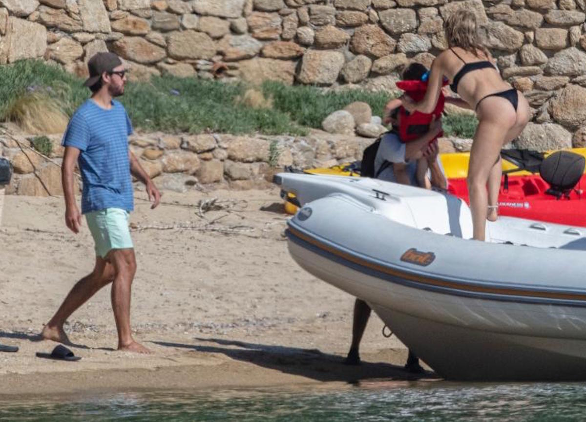Grecia,Kate Hudson con il figli e il fidanzato tornano da una gita in barca