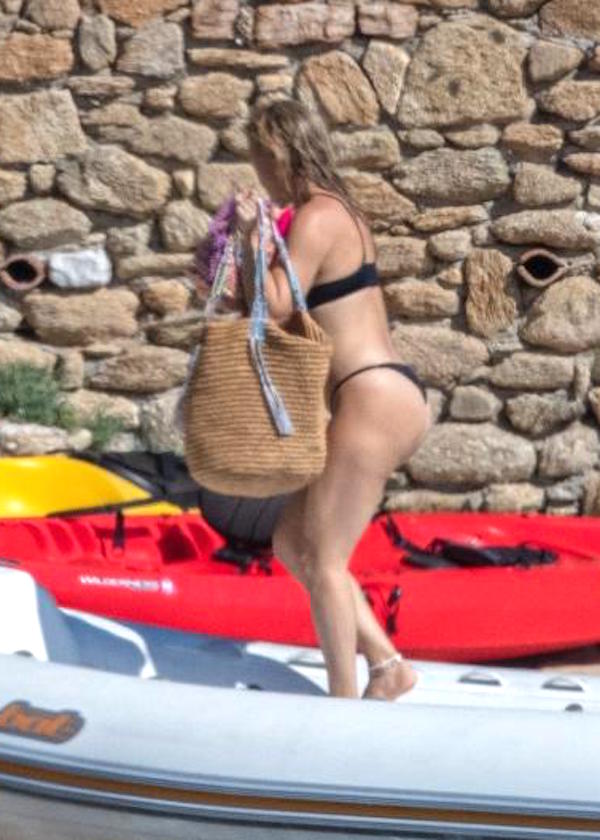 Grecia,Kate Hudson con il figli e il fidanzato tornano da una gita in barca