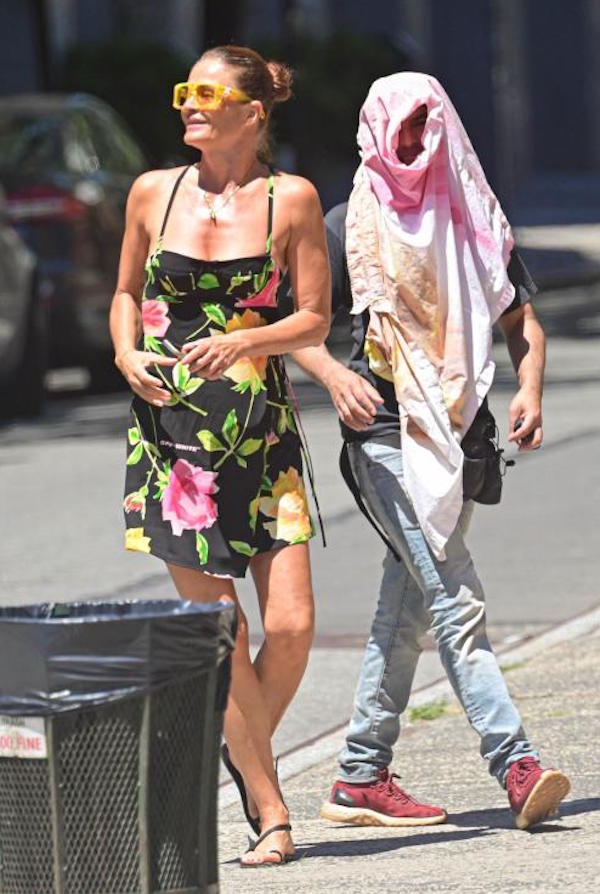 New York,SOHO , Helena Christensen  coloratissima scatta foto ad un suo amico