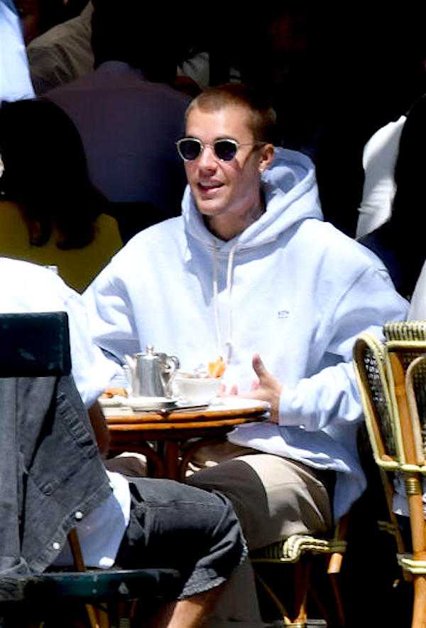 Parigi, Justin Bieber passeggia con amici e si fermano in un cafe' parigino 