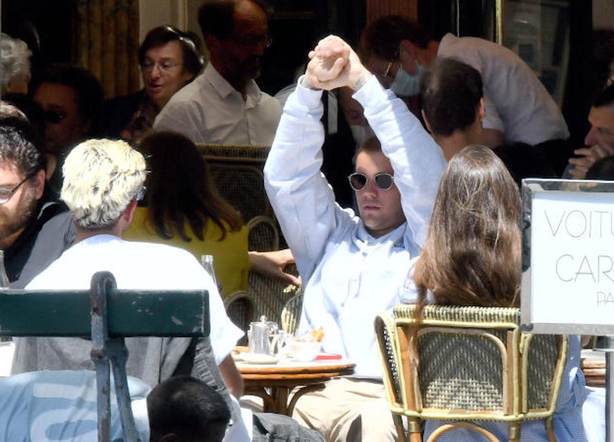 Parigi, Justin Bieber passeggia con amici e si fermano in un cafe' parigino 