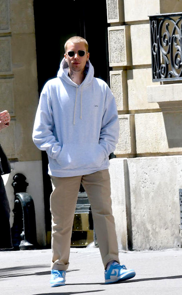 Parigi, Justin Bieber passeggia con amici e si fermano in un cafe' parigino 