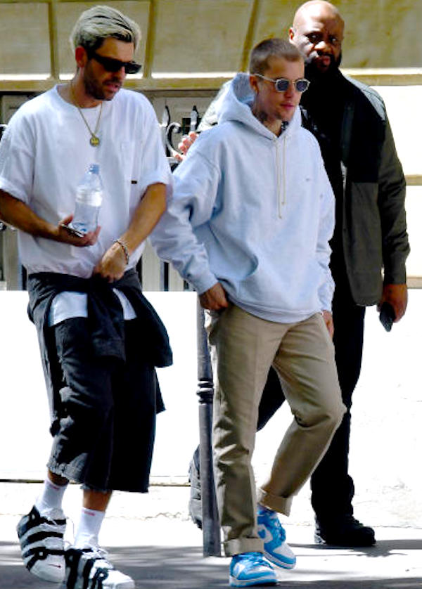 Parigi, Justin Bieber passeggia con amici e si fermano in un cafe' parigino 