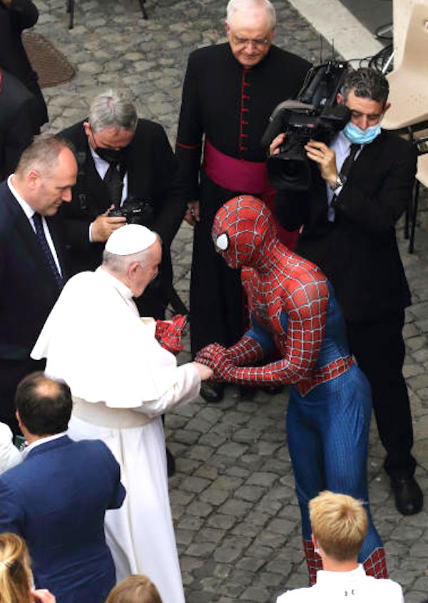 Roma, papa Francesco incontra Spiderman in Vaticano Roma, papa Francesco incontra Spiderman in Vaticano
