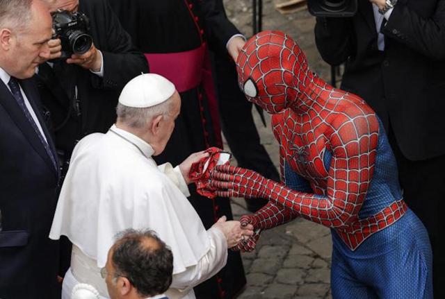 Roma, papa Francesco incontra Spiderman in Vaticano Roma, papa Francesco incontra Spiderman in Vaticano