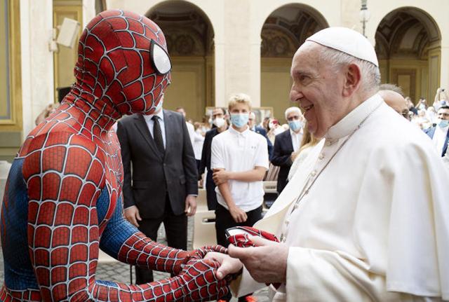 Roma, papa Francesco incontra Spiderman in Vaticano