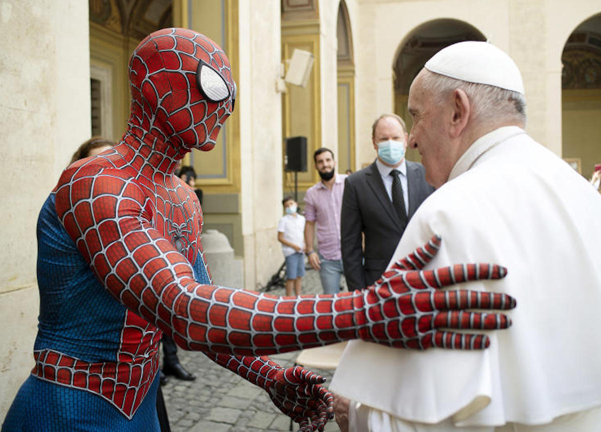 Roma, papa Francesco incontra Spiderman in Vaticano Roma, papa Francesco incontra Spiderman in Vaticano