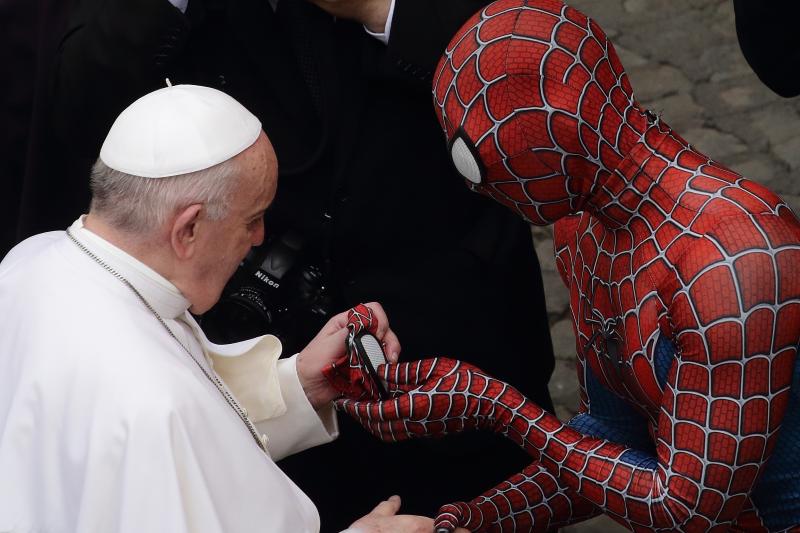 Roma, papa Francesco incontra Spiderman in Vaticano Roma, papa Francesco incontra Spiderman in Vaticano