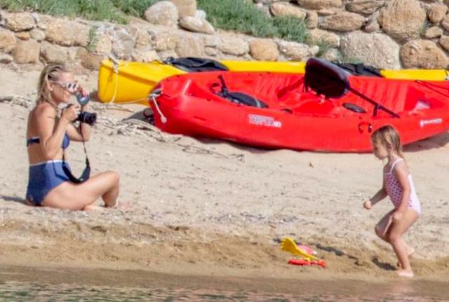  Grecia,Skiathos,Kate Hudson fa foto alla famiglia per ricordare le vacanze
