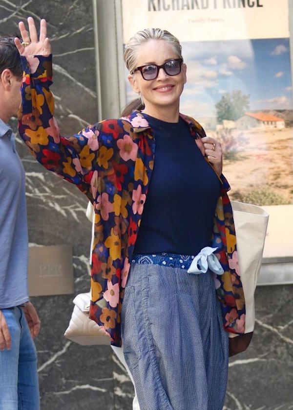 NewYork,Sharon Stone, bellissima look ,casual ,taglio maschile.scarpe occhiali ,borsa 