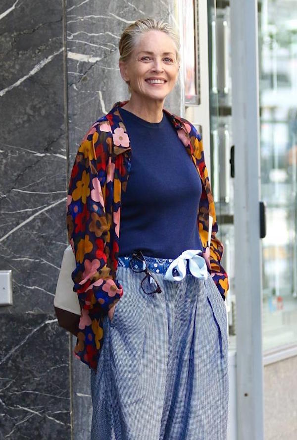 NewYork,Sharon Stone, bellissima look ,casual ,taglio maschile.scarpe occhiali ,borsa NewYork,Sharon Stone, bellissima look ,casual ,taglio maschile.scarpe occhiali ,borsa