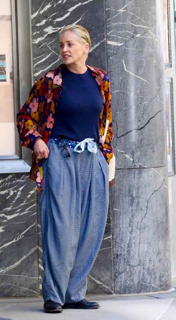 NewYork,Sharon Stone, bellissima con un look casual dal taglio maschile