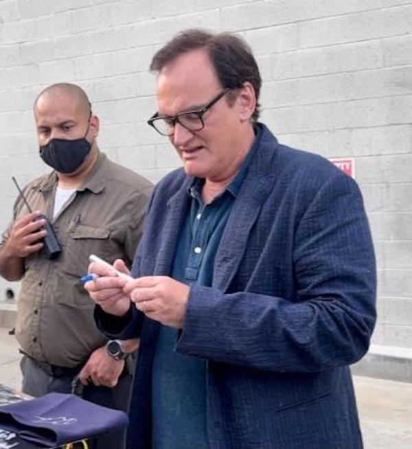 Los Angeles, Quentin Tarantino firma un autografo sul piede di una fan