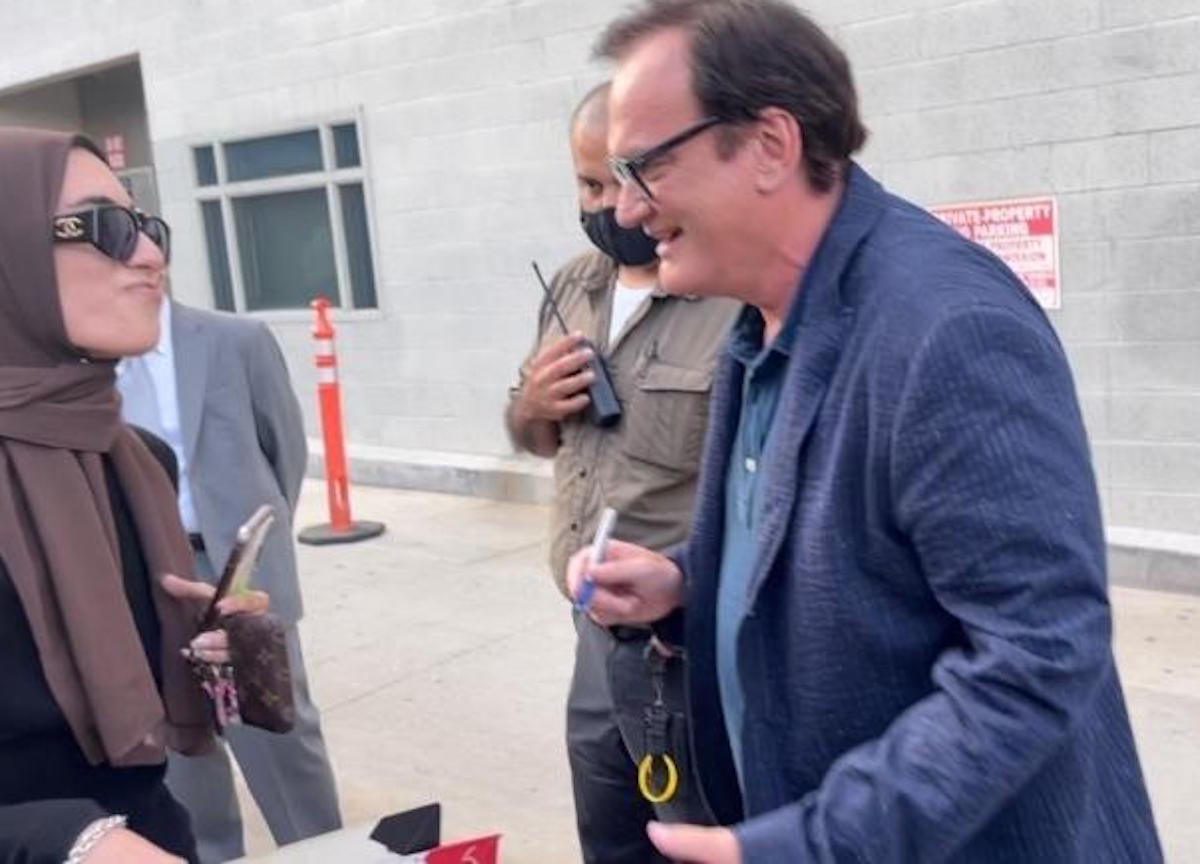 Los Angeles, Quentin Tarantino firma un autografo sul piede di una fan