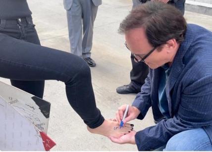 Los Angeles, Quentin Tarantino firma un autografo sul piede di una fan