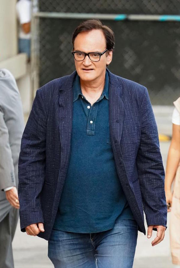 Los Angeles, Quentin Tarantino firma un autografo sul piede di una fan
