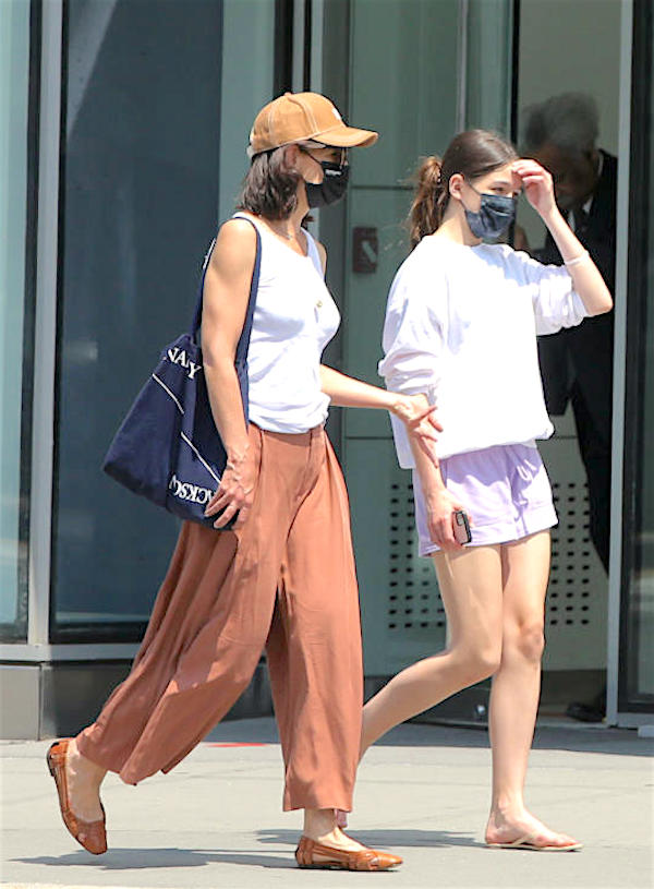 New York,Suri Cruise, 15 anni , ormai è alta come la mamma Katie Holmes