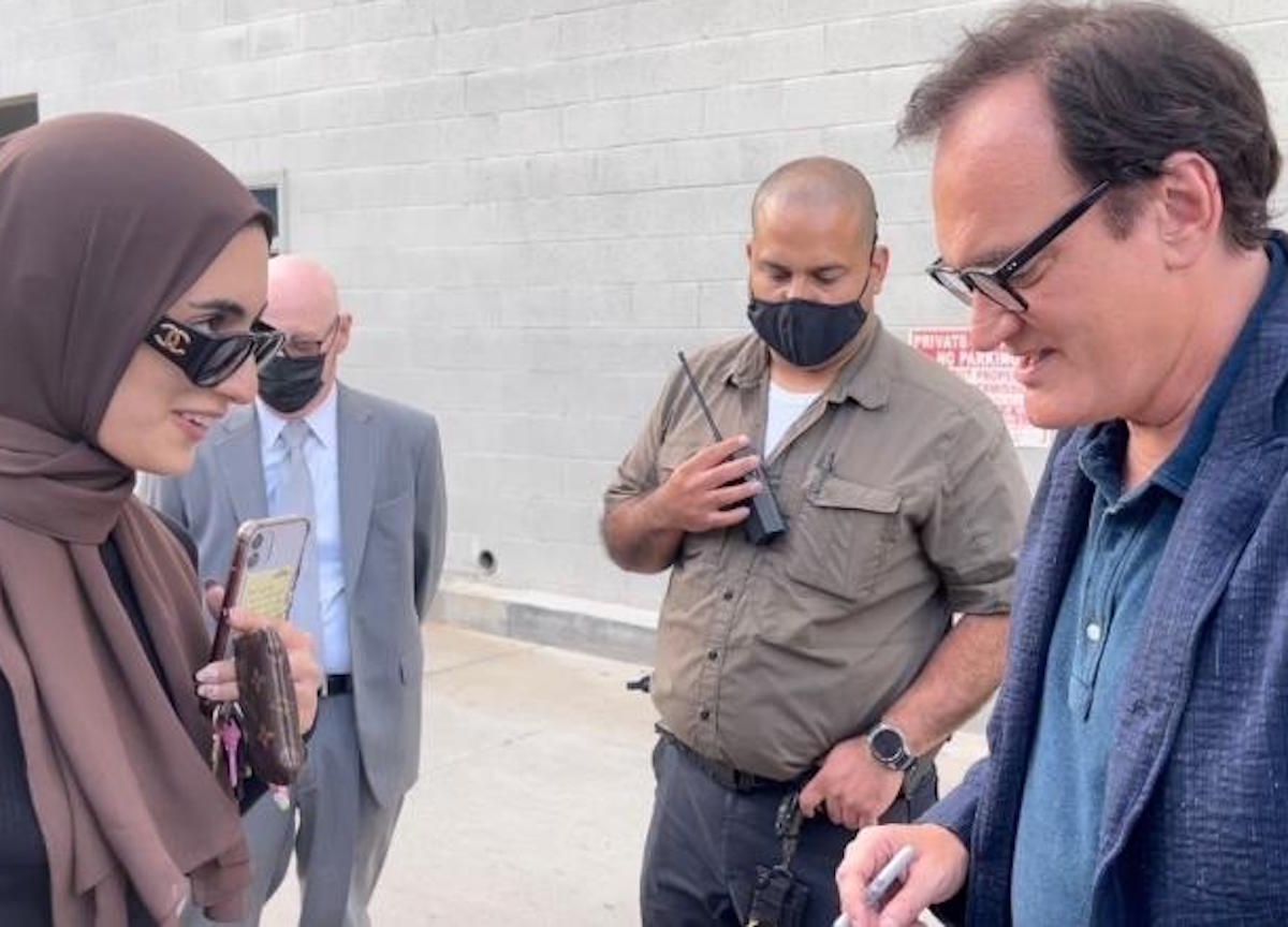 Los Angeles, Quentin Tarantino firma un autografo sul piede di una fan
