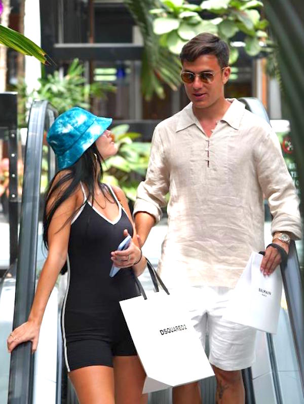 Miami, il calciatore Paulo Dybala fa shopping con la fidanzata Oriana Sabatini