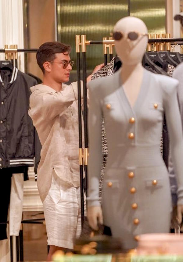 Miami, il calciatore Paulo Dybala fa shopping con la fidanzata Oriana Sabatini