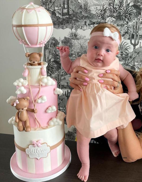 Chiara Ferragni e Fedez festeggiano La Piccola Vittoria che compie 3 mesi Chiara Ferragni e Fedez festeggiano La Piccola Vittoria che compie 3 mesi