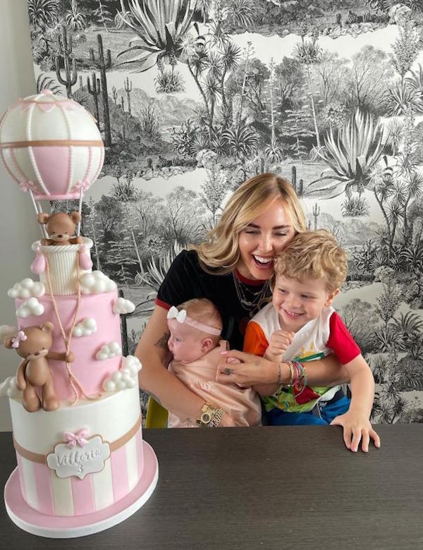 Chiara Ferragni e Fedez festeggiano La Piccola Vittoria che compie 3 mesi Chiara Ferragni e Fedez festeggiano La Piccola Vittoria che compie 3 mesi