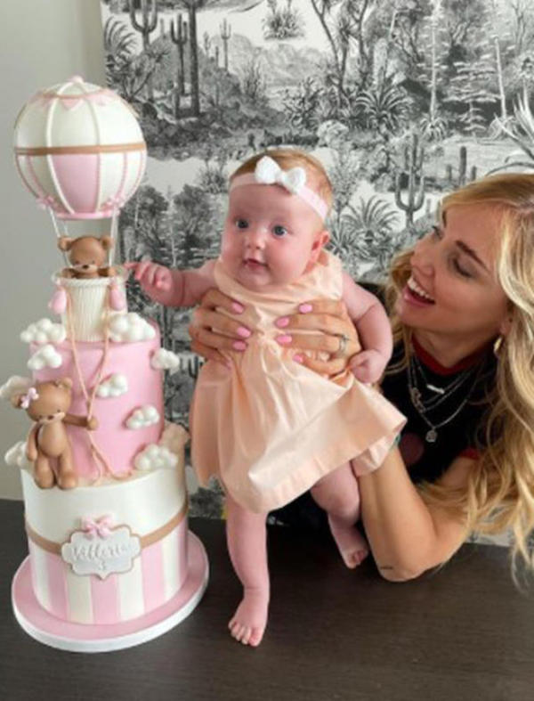 Chiara Ferragni e Fedez festeggiano La Piccola Vittoria che compie 3 mesi Chiara Ferragni e Fedez festeggiano La Piccola Vittoria che compie 3 mesi