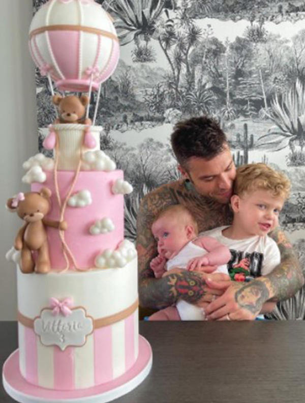 Chiara Ferragni e Fedez festeggiano La Piccola Vittoria che compie 3 mesi Chiara Ferragni e Fedez festeggiano La Piccola Vittoria che compie 3 mesi