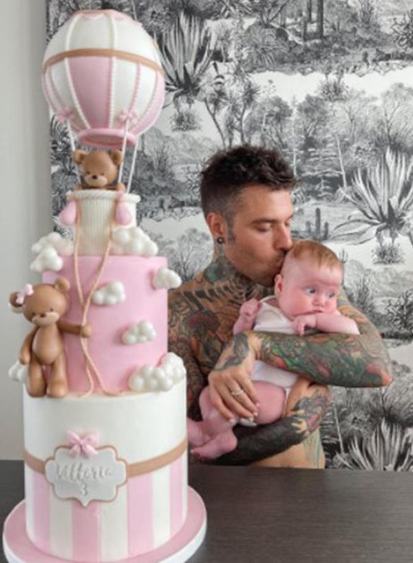 Chiara Ferragni e Fedez festeggiano La Piccola Vittoria che compie 3 mesi Chiara Ferragni e Fedez festeggiano La Piccola Vittoria che compie 3 mesi