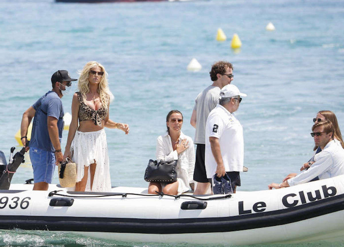 Saint Tropez, Victoria Silvstedt arriva al Club 55