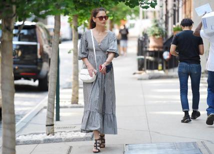 : New York, Katie Holmes passeggia sfoggiando un look romantico