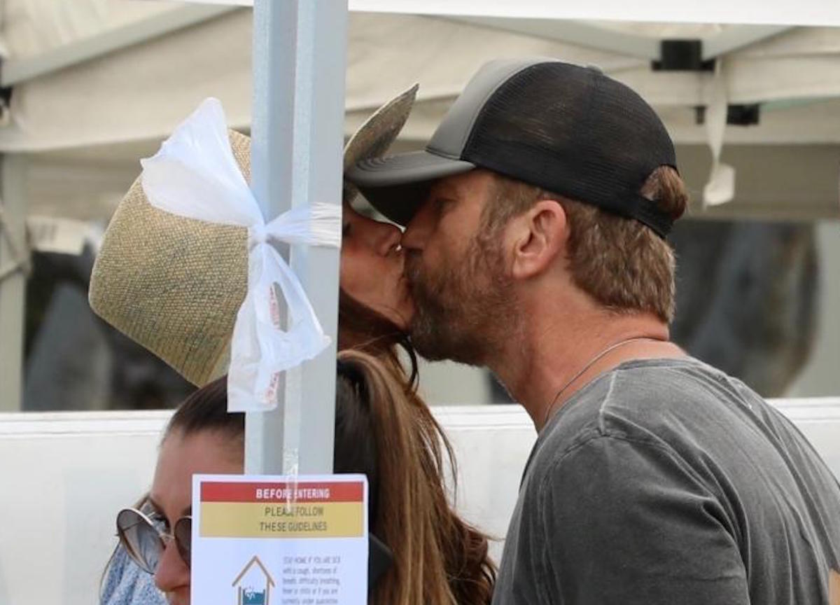 Los Angeles, Gerard Butler e Morgan Brown si baciano tra le bancarelle del mercato